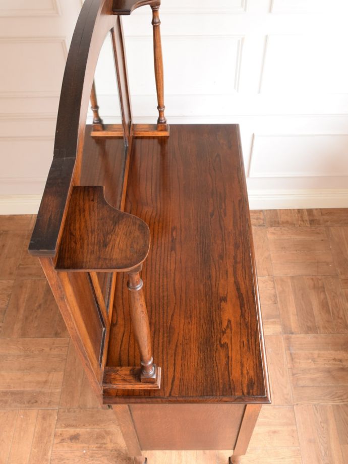 アンティークのサイドボードの天板