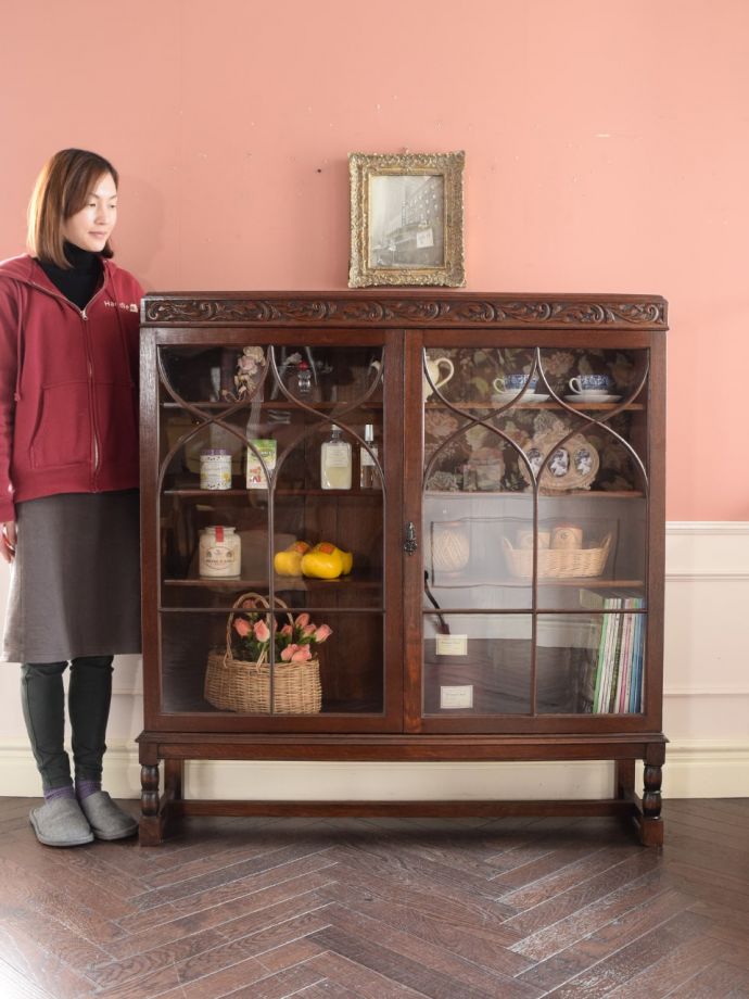 英国アンティークのキャビネット
