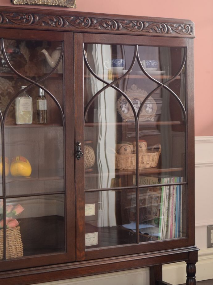 アンティーク家具らしさが漂うキャビネット