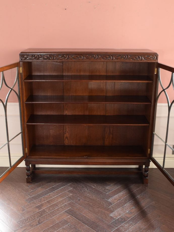 アンティークキャビネット扉の中