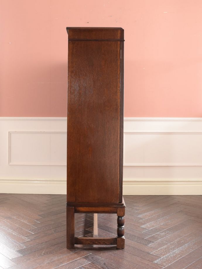 ガラスキャビネットの側面