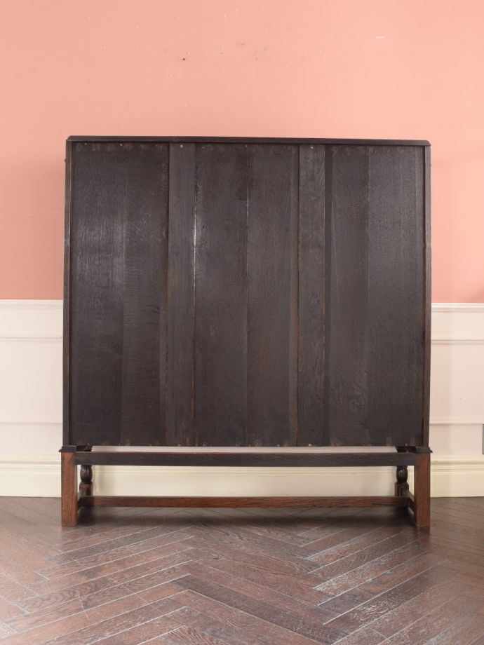 ガラスキャビネットの後ろ姿