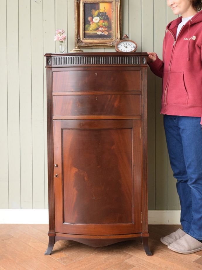 英国アンティークのキャビネット