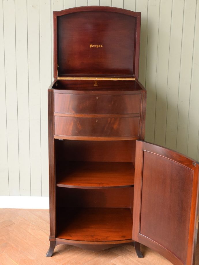 アンティークキャビネットの扉の中