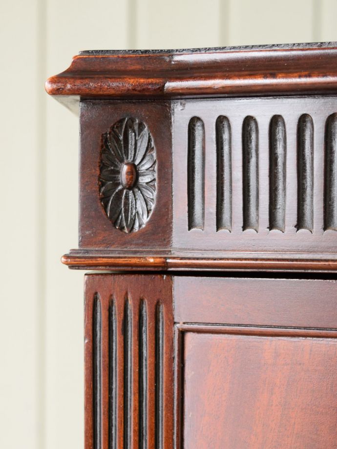 英国のアンティーク家具らしい彫