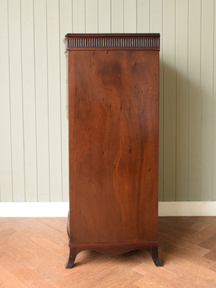 カップボードチェストの側面