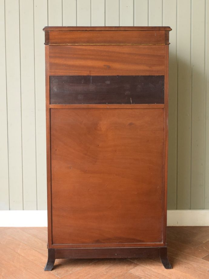 キャビネットの後ろ姿