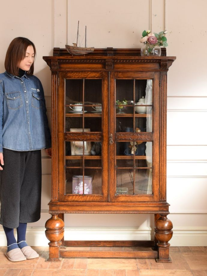 英国アンティークのキャビネット