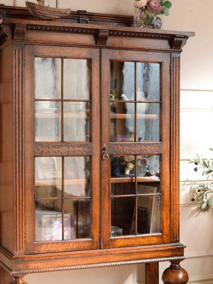 アンティーク家具らしさが漂うキャビネット