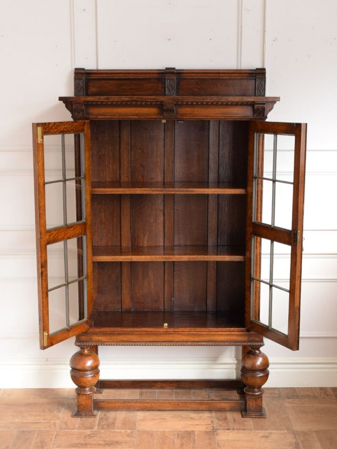 アンティークキャビネットの扉の中