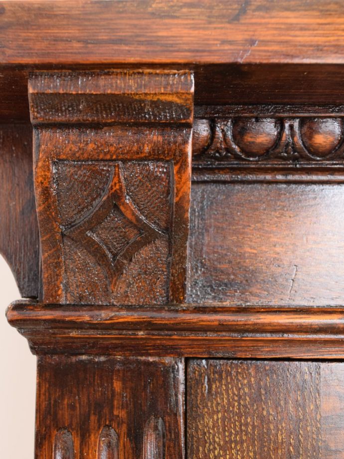 英国アンティーク家具らしい装飾