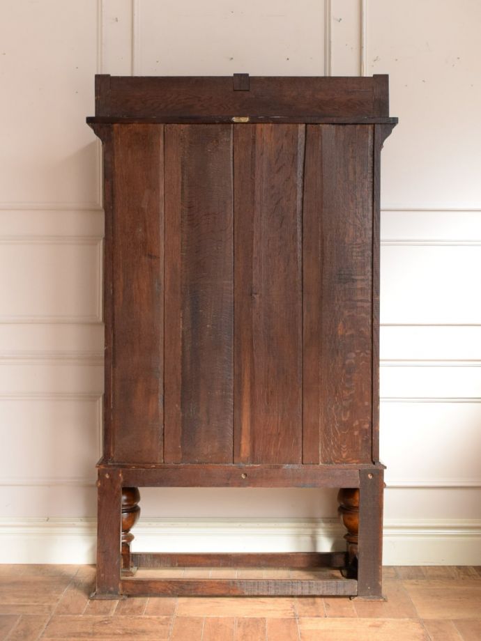 キャビネットの後ろ姿