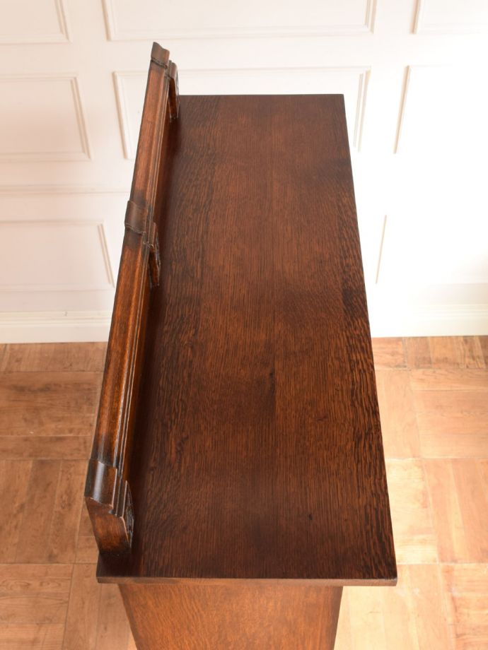 アンティークのキャビネットの天板