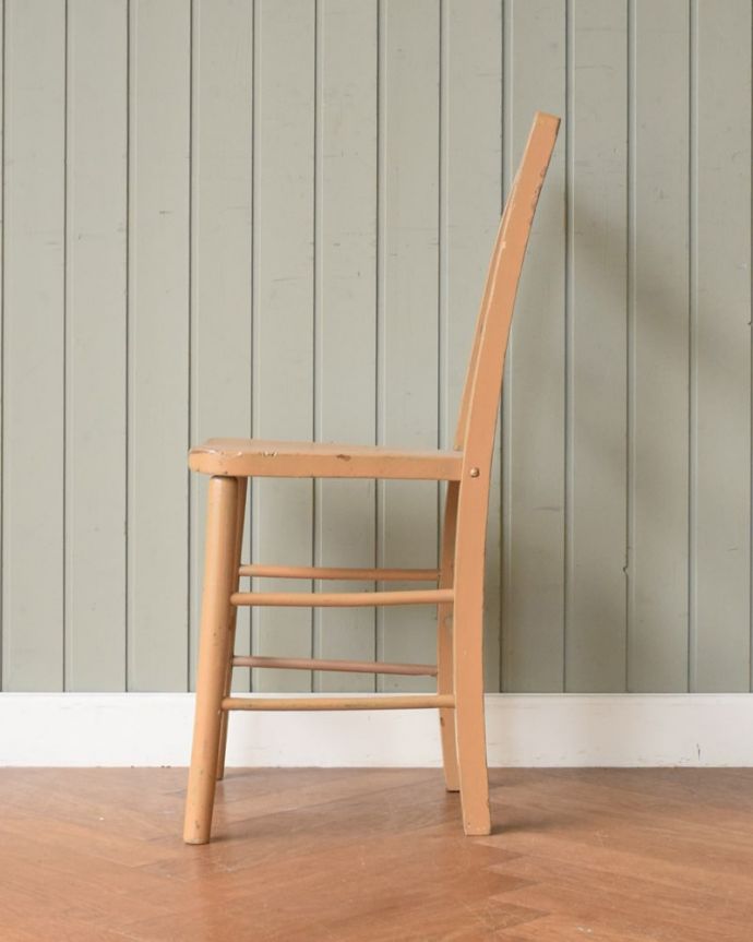 スクールチェアの横顔