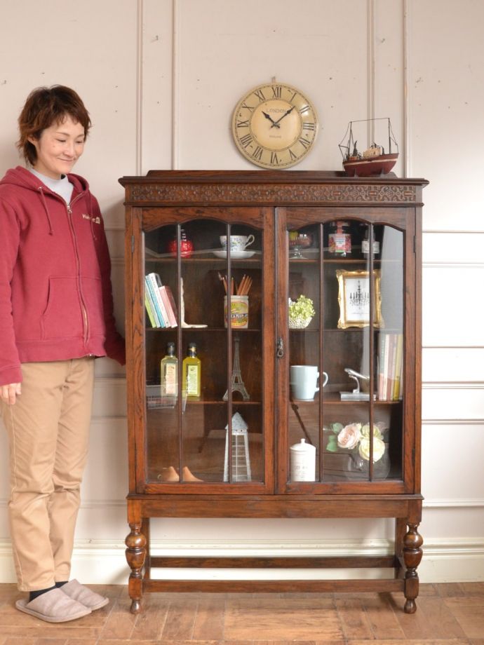 英国アンティークのキャビネット