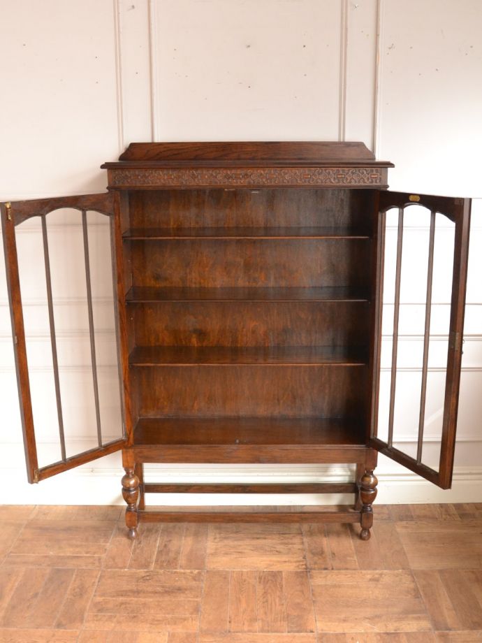 アンティークキャビネット扉の中