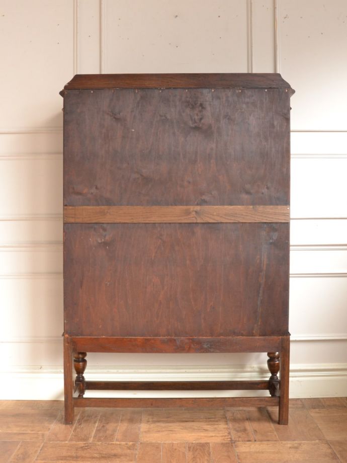 ガラスキャビネットの後ろ姿