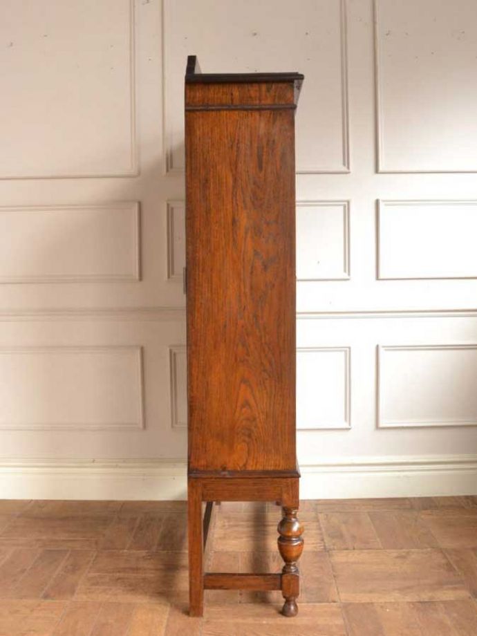 ガラスキャビネットの側面