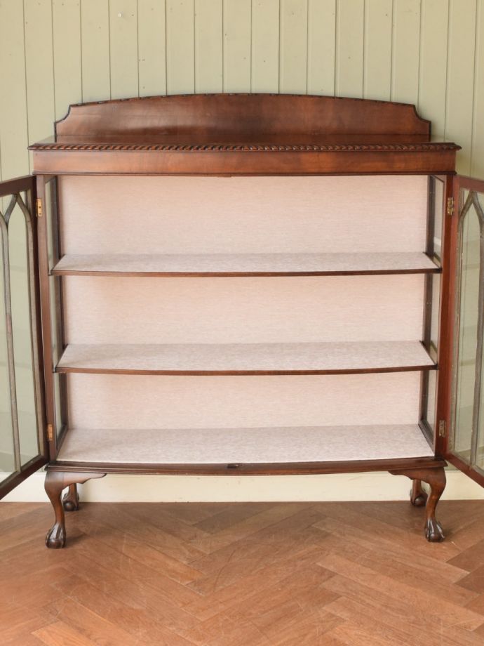 ガラスキャビネットの扉の中