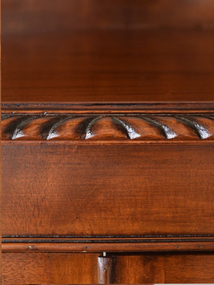 英国アンティーク家具らしい彫