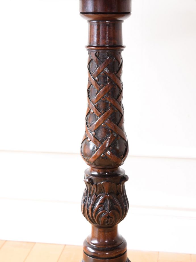 英国アンティーク家具らしい装飾