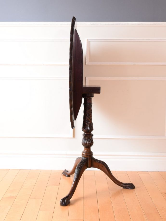 ティルトトップテーブルの側面