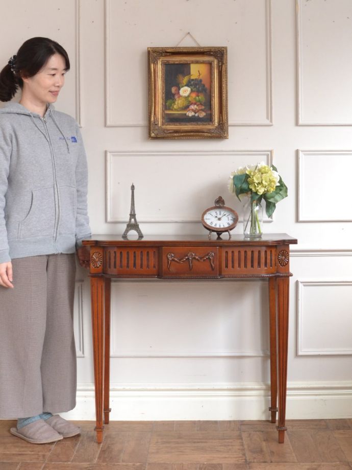 英国アンティークのコンソールテーブル