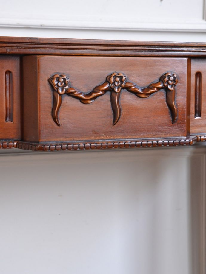 英国のアンティーク家具らしい彫