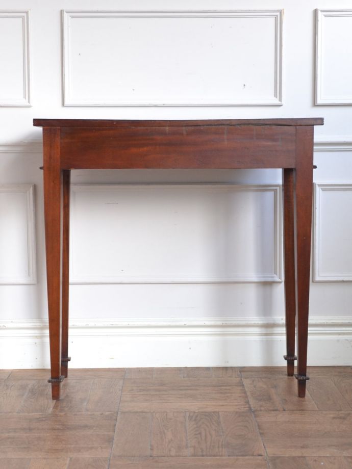 コンソールテーブルの後ろ姿