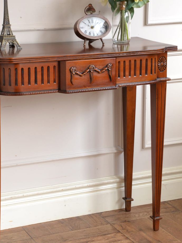 アンティーク家具らしい美しい杢目