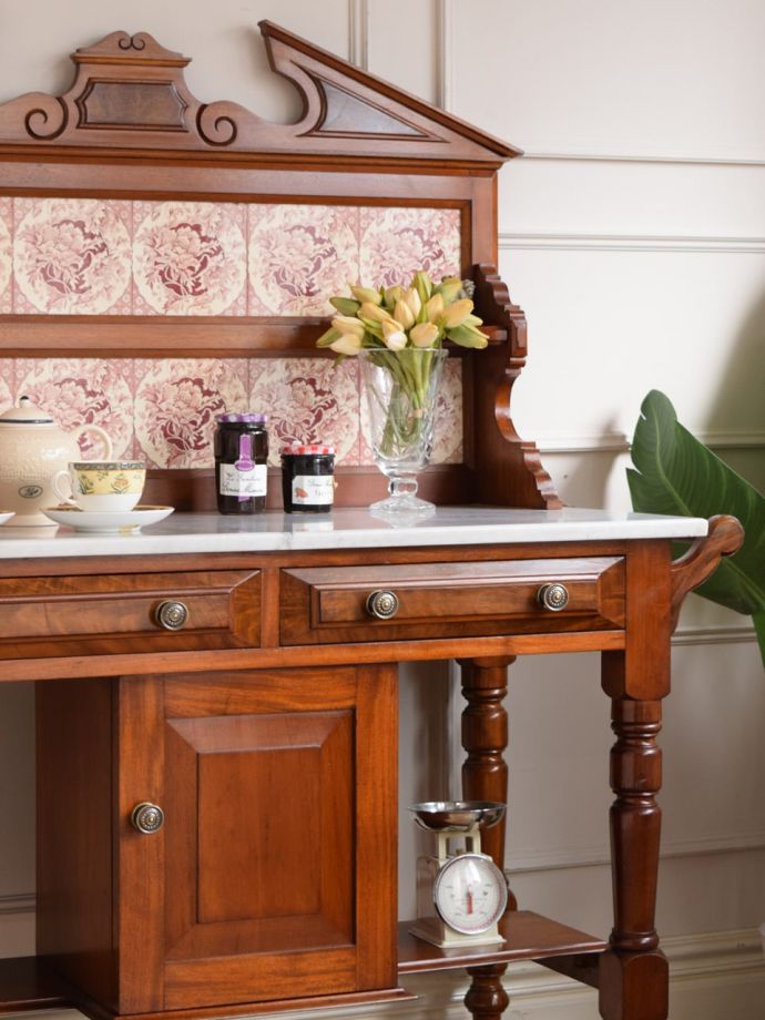 アンティーク家具でしか手に入らないキャビネット