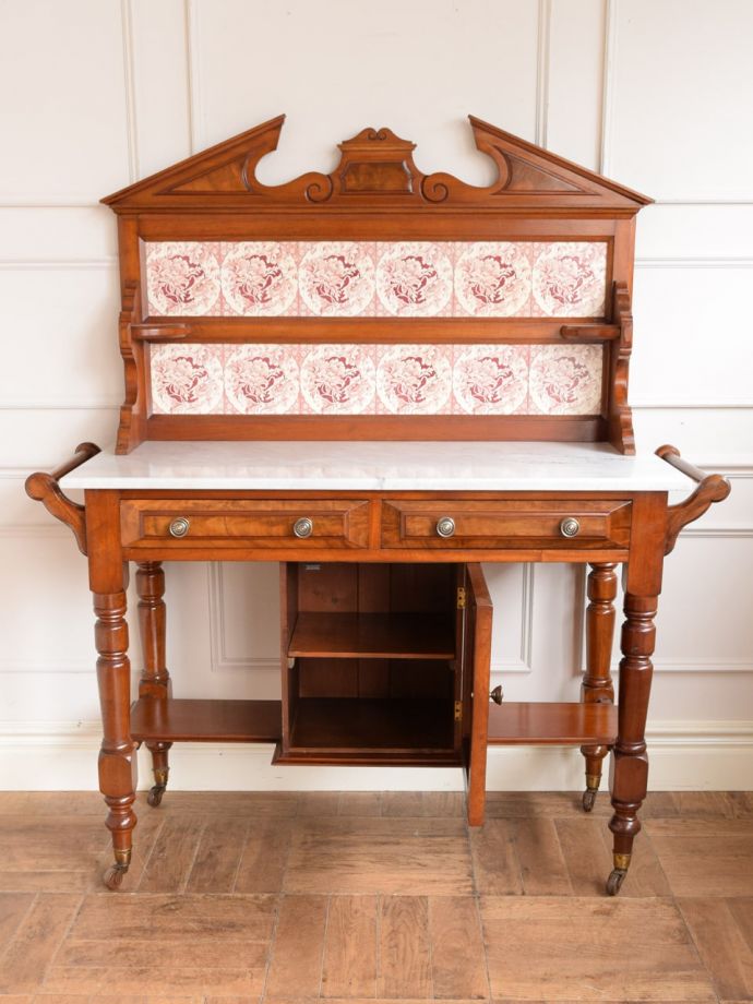 キャビネットの扉の中