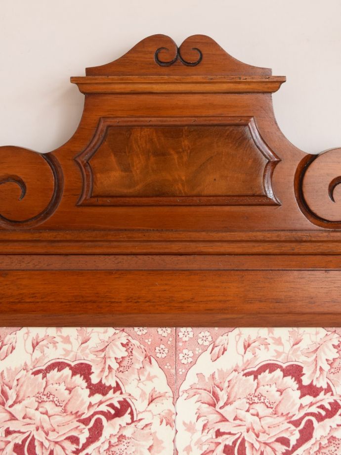 英国アンティーク家具らしい装飾