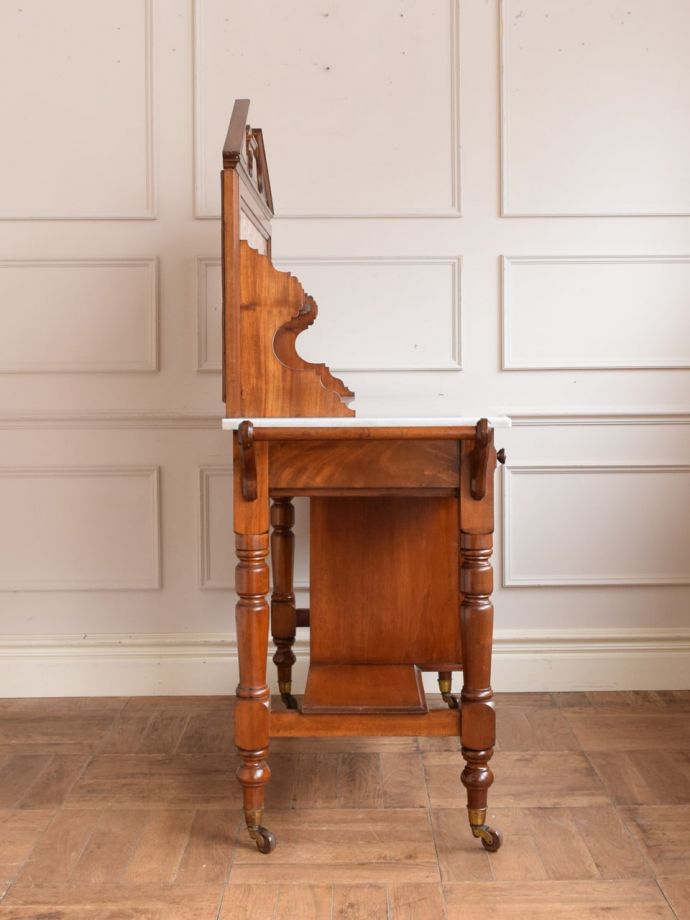 ウォッシュスタンドの側面