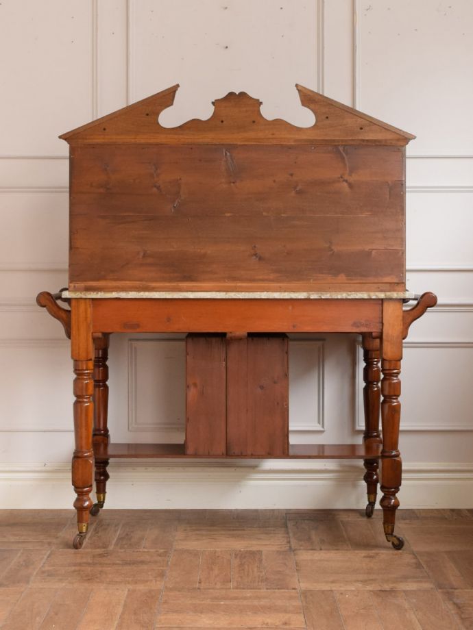 キャビネットの後ろ姿