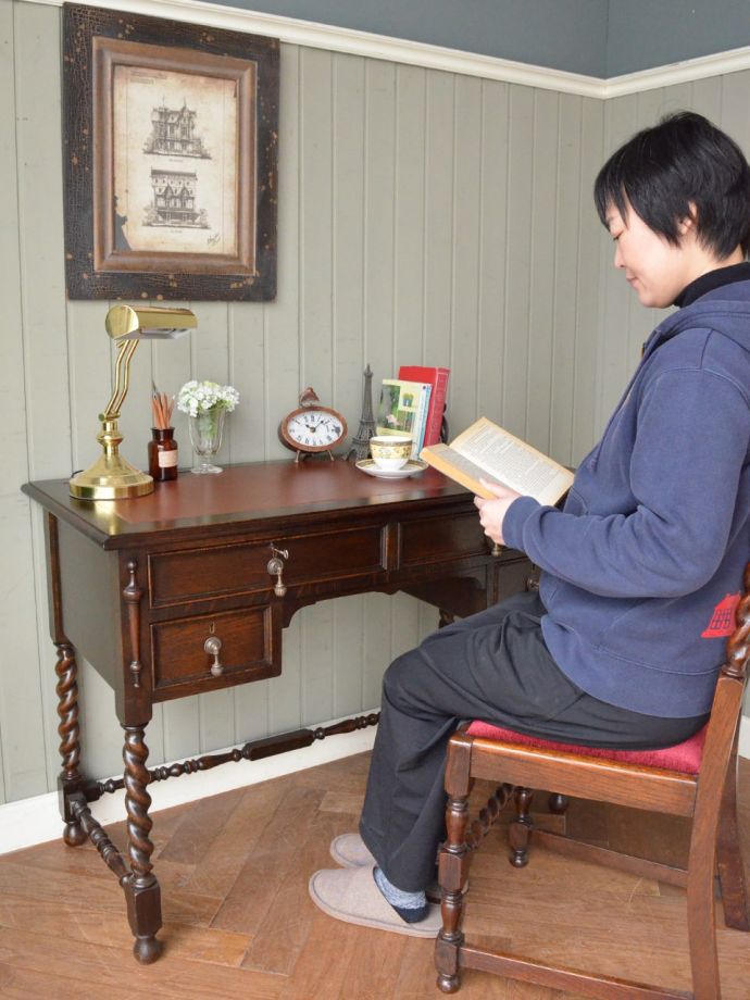 アンティークの書斎机で楽しむ贅沢な時間