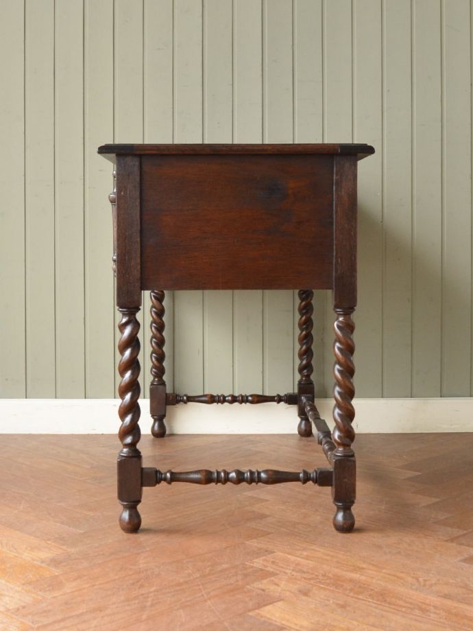 書斎デスクの側面