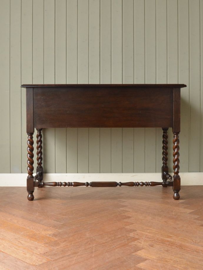 アンティークデスクの後ろ姿