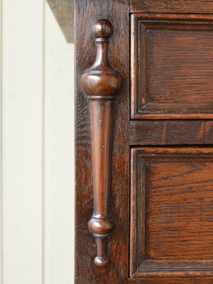 英国アンティーク家具らしい装飾