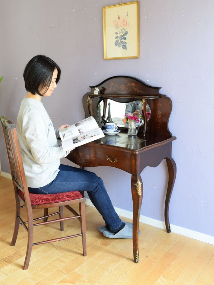 アンティークの書斎机で楽しむ贅沢な時間