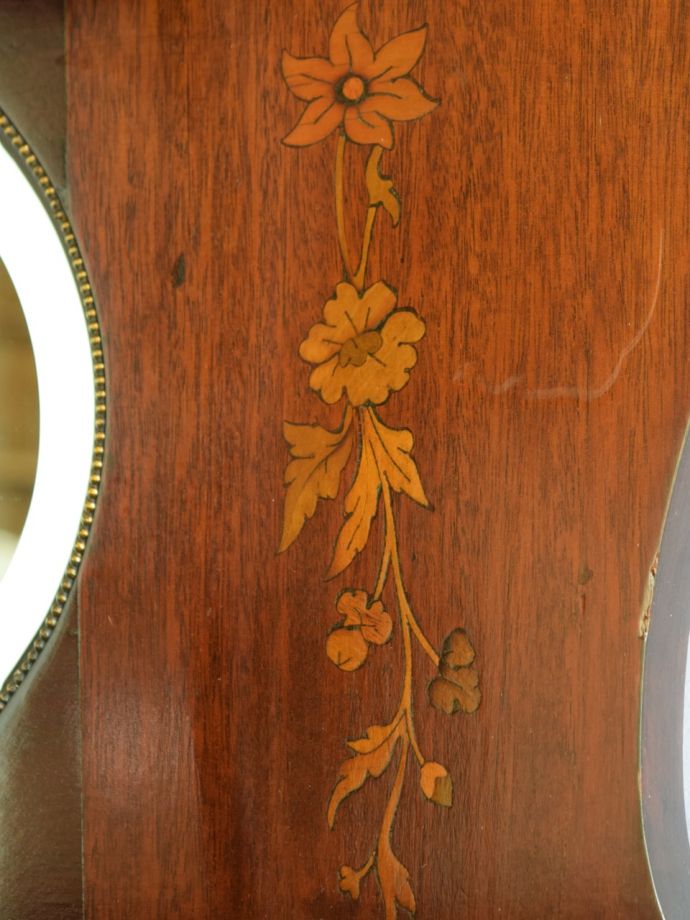 英国アンティーク家具らしい装飾