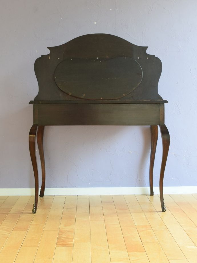 アンティークデスクの後ろ姿