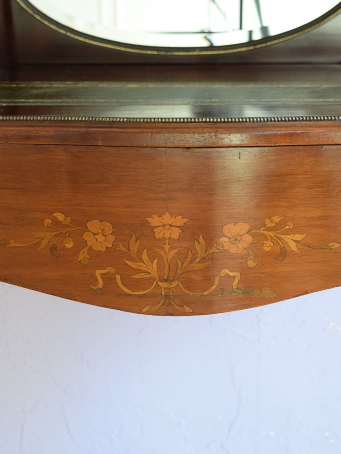 英国アンティーク家具らしい装飾