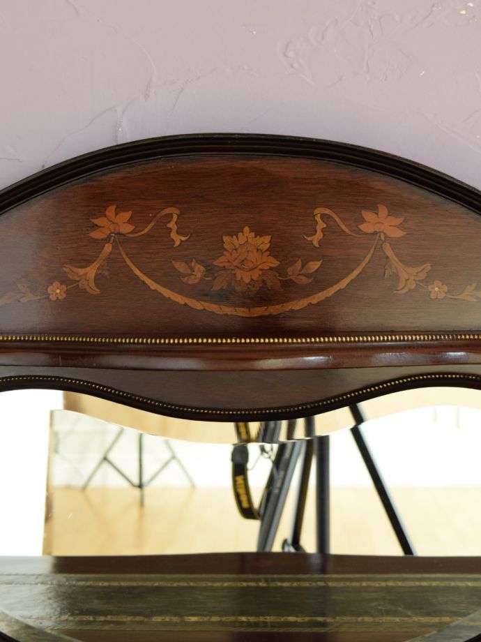 英国アンティーク家具らしい装飾