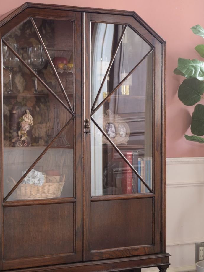 アンティーク家具らしさが漂うキャビネット