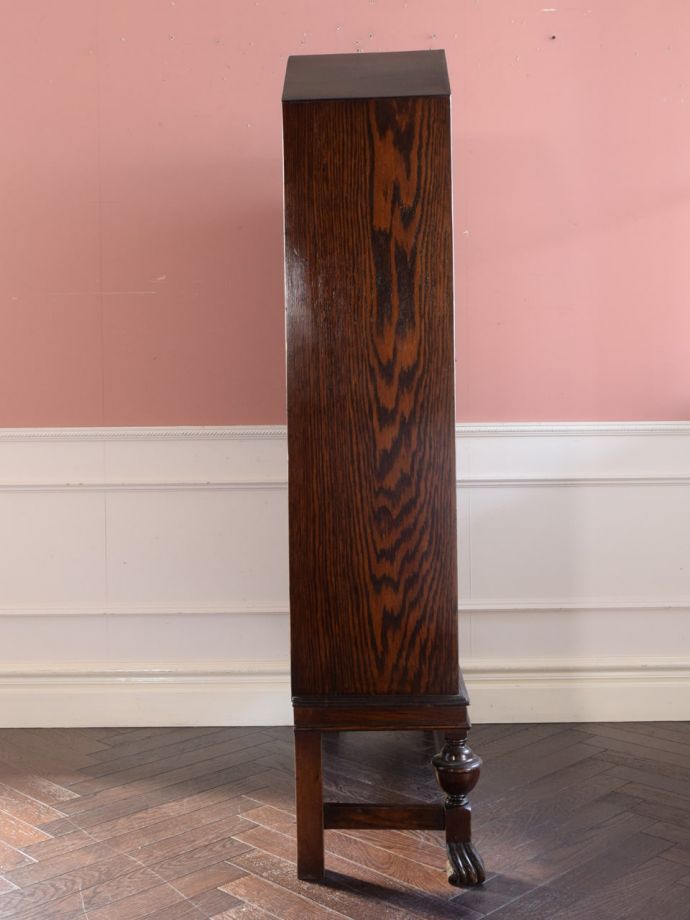 ガラスキャビネットの側面