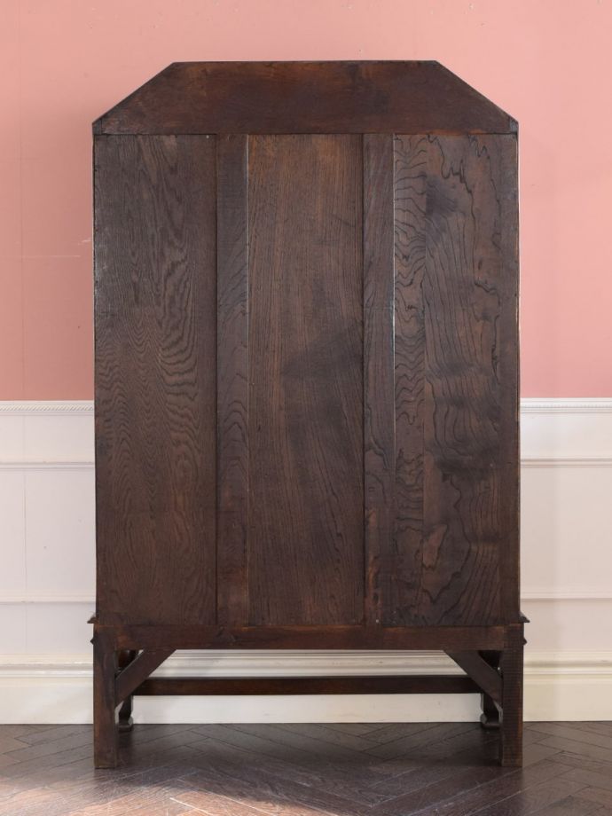 ガラスキャビネットの後ろ姿