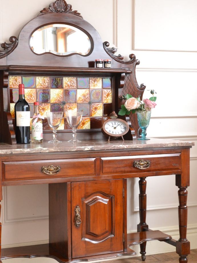 アンティーク家具でしか手に入らないキャビネット