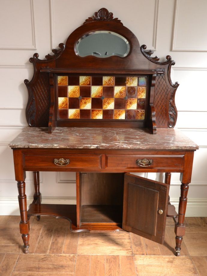 キャビネットの扉の中