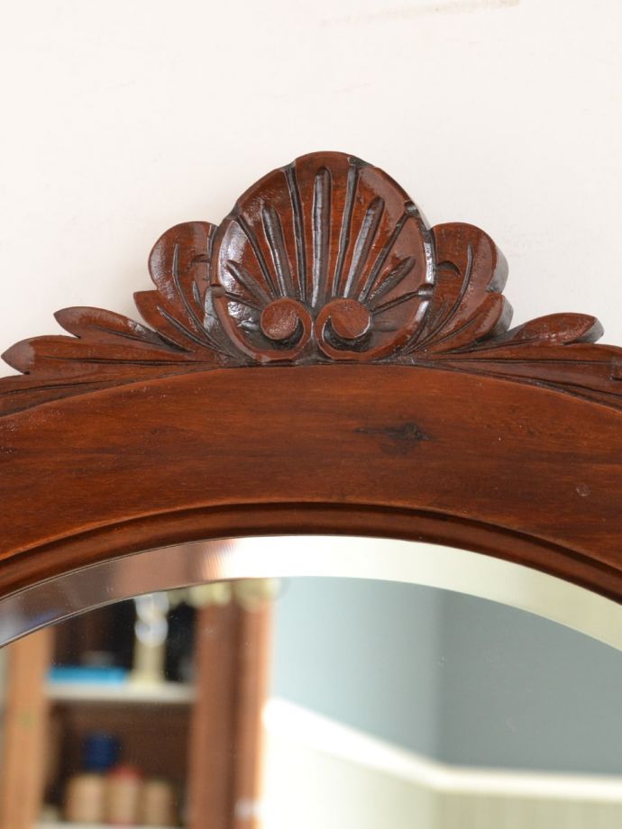 英国アンティーク家具らしい装飾